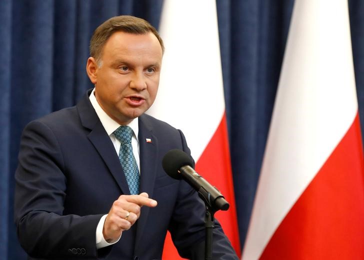 © Reuters. Poland's President Duda speaks during his media announcement about Supreme Court legislation in Warsaw