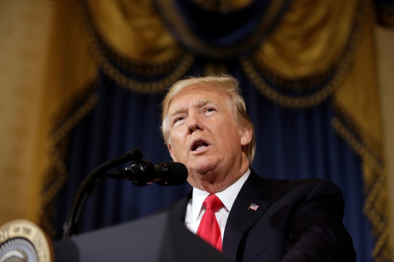 © Reuters. U.S. President Trump calls on Republican Senators to vote on a healthcare bill to replace the Affordable Care Act at the White House in Washington