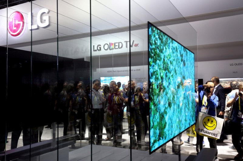 © Reuters. FILE PHOTO: A 77-inch LG Signature W OLED television is displayed during the 2017 CES in Las Vegas