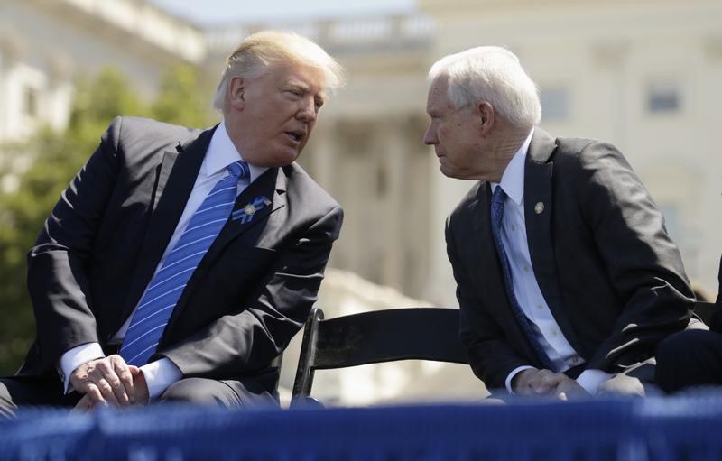 © Reuters. Presidente dos Estados Unidos, Donald Trump, e secretário de Justiça norte-americano, Jeff Sessions, em Washington