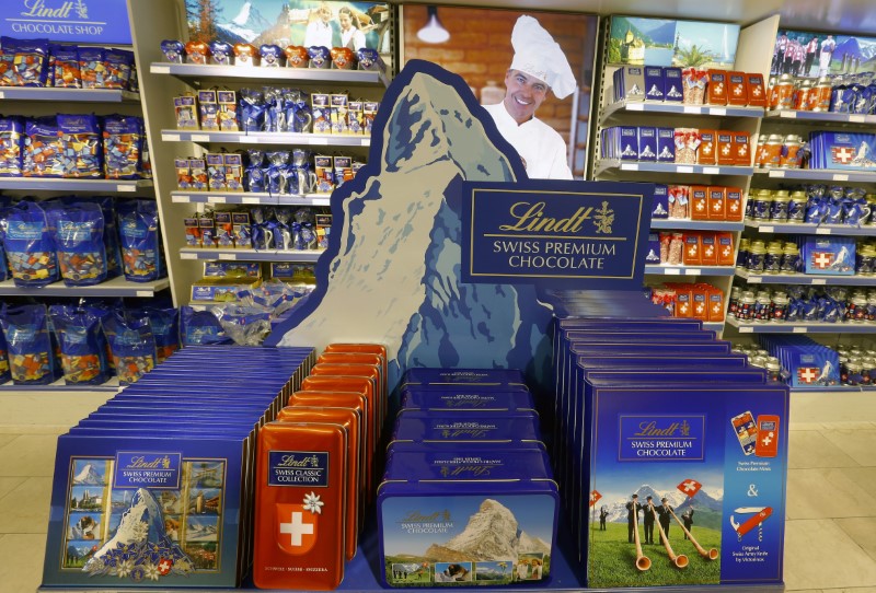 © Reuters. Products of Swiss chocolate maker Lindt & Spruengli are offered in the factory shop in Kilchberg
