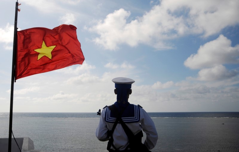 © Reuters. FILE PHOTO: A Vietnamese naval soldier stands quard at Thuyen Chai island in the Spratly archipelago