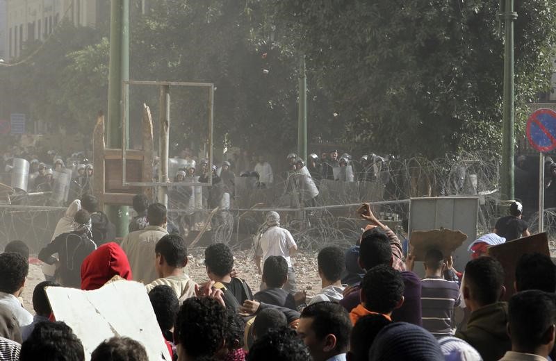 © Reuters. محكمة مصرية تعاقب 43 متظاهرا بالسجن المؤبد في أحداث عنف في 2011