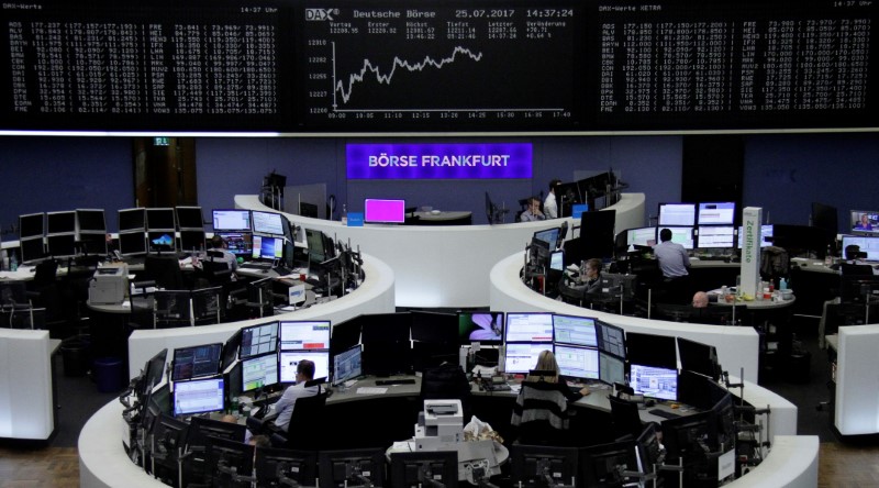 © Reuters. Trader al lavoro alla borsa di Francoforte, oggi