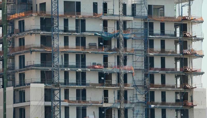 © Reuters. Firmado el convenio de la construcción con un alza salarial del 1,9% para 2017