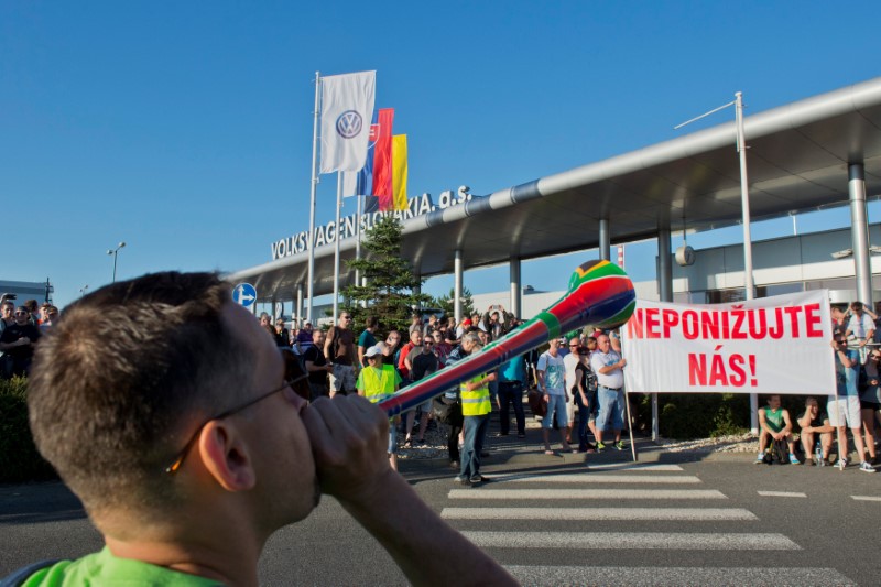 © Reuters. Volkswagen Slovakia employees attend a strike in demand of higher wages in Devinska Nova Ves near Bratislava