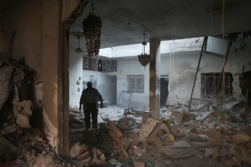 © Reuters. ضربات جوية وقصف في خرق لهدنة دمشق المدعومة من موسكو