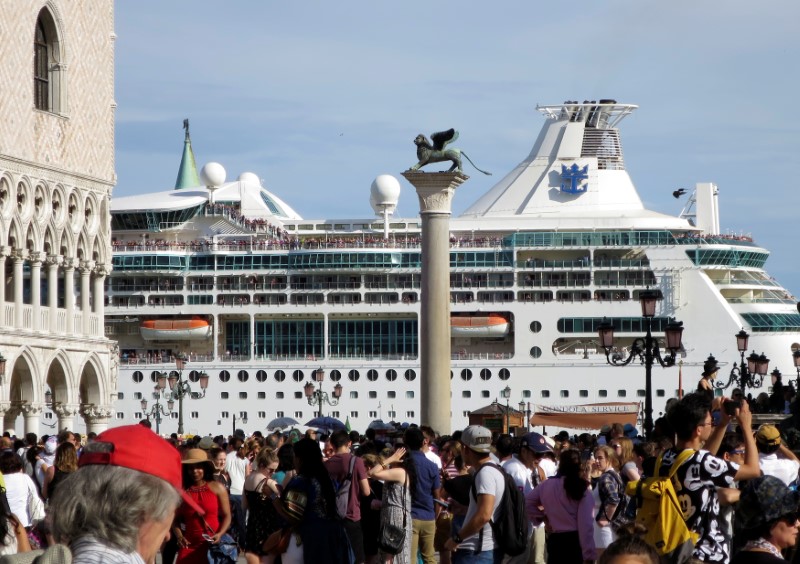 © Reuters. Una nave da crociera a Venezia