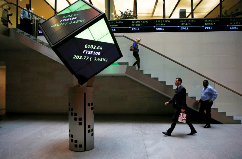 © Reuters. FILE PHOTO -  People walk through the lobby of the London Stock Exchange in London