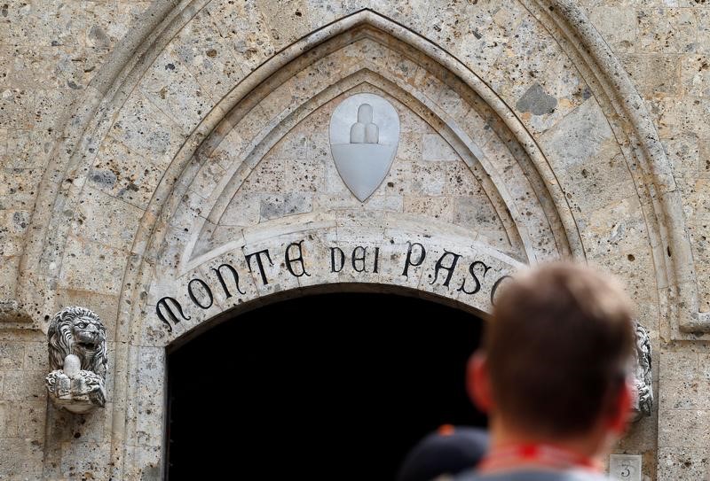 © Reuters. L'ingresso della sede centrale del Monte dei Paschi a Siena