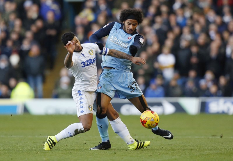 © Reuters. Liam Bridcutt of Leeds United (L) and Izzy Brown of Rotherham United in action