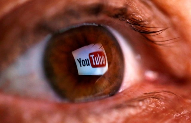 © Reuters. Imagem ilustrativa mostra logo do YouTube refletido no olho de uma pessoa