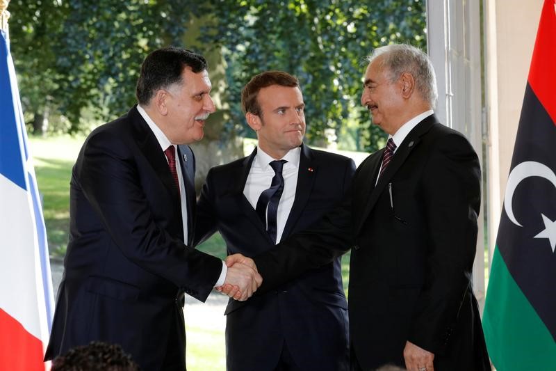 © Reuters. السراج وحفتر يلتزمان بوقف إطلاق النار بعد محادثات في فرنسا