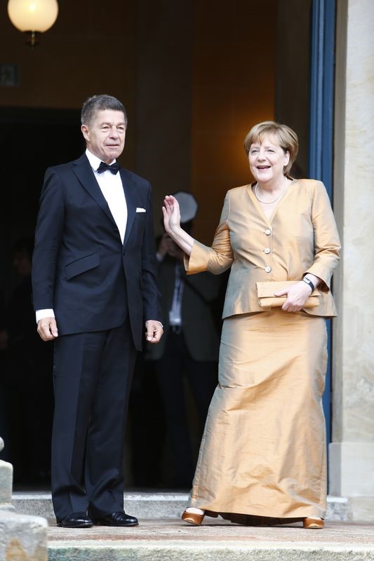 © Reuters. ميركل تحضر حفلا لأوبرا فاجنر مع زوجها