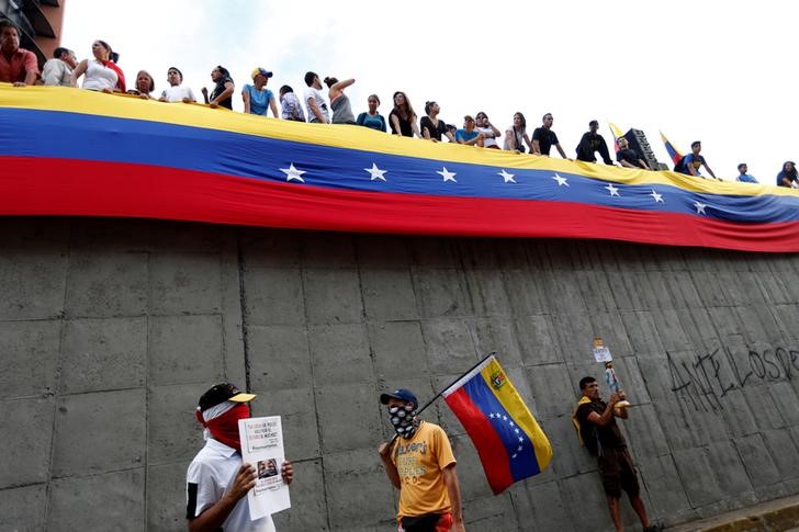 © Reuters. Manifestantes da oposição participam de comício em homenagem a vítimas de violência em protestos contra o governo