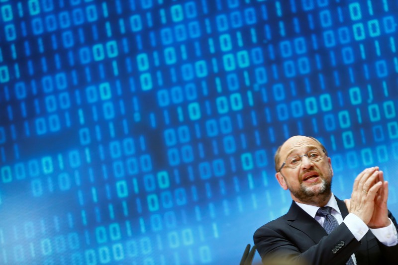 © Reuters. Germany's Social Democratic Party SPD candidate for chancellor Schulz holds a speech during an event at the SPD headquarters in Berlin