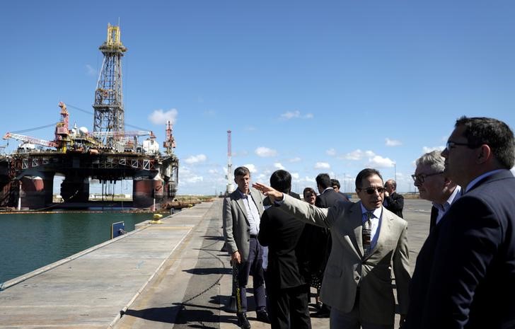 © Reuters. Presidente da Prumo, José Magela, conversa com embaixador belga no Brasil, Dirk Loncke, e o presidente do porto de Antuérpia, Kristof Waterschoot, no Porto do Açu