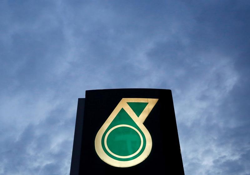 © Reuters. FILE PHOTO: A logo of a Petronas fuel station is seen against a darkening sky in Kuala Lumpur