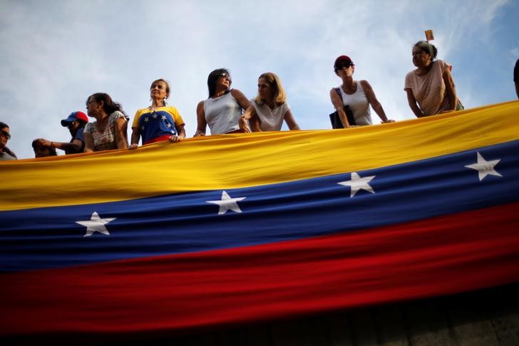 © Reuters. Manifestantes da oposição protestam contra Maduro em Caracas