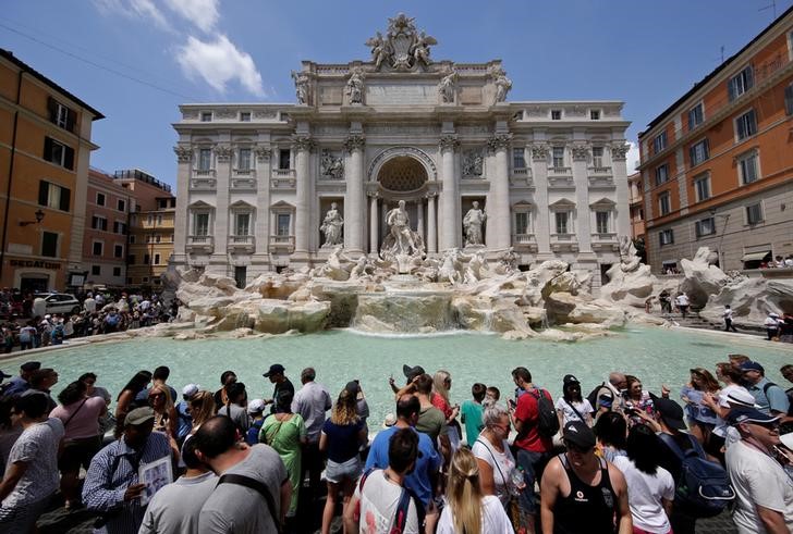 © Reuters. Turistas diante da Fontana di Trevi em Roma