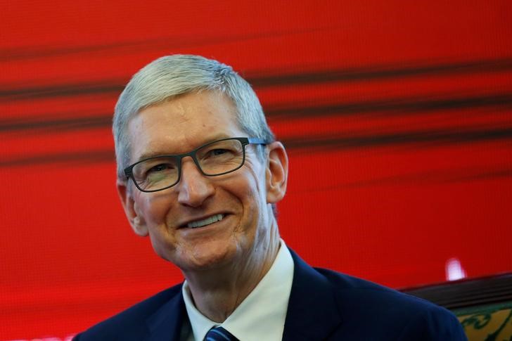 © Reuters. FILE PHOTO: Apple CEO Tim Cook attends the China Development Forum in Beijing