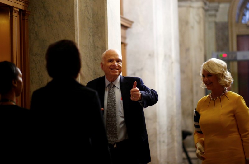 © Reuters. Sen. John McCain (R-AZ) arrives on Capitol Hill in Washington