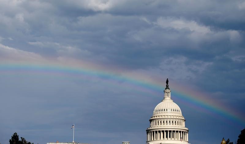 © Reuters. A rainbow shines over the U.S. Capitol in Washington