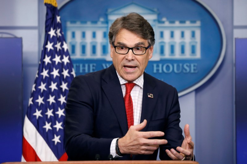 © Reuters. U.S. Energy Secretary Rick Perry speaks at the White House in Washington