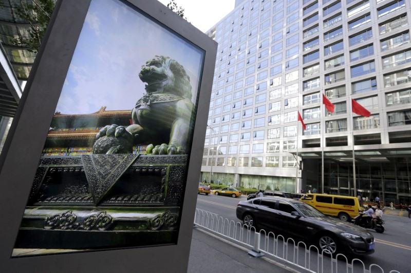 © Reuters. FILE PHOTO: Advertising board showing a Chinese stone lion near an entrance to the headquarters of China Securities Regulatory Commission, in Beijing