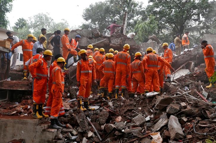 © Reuters. ارتفاع عدد ضحايا انهيار مبنى في مومباي بالهند إلى 17 قتيلا