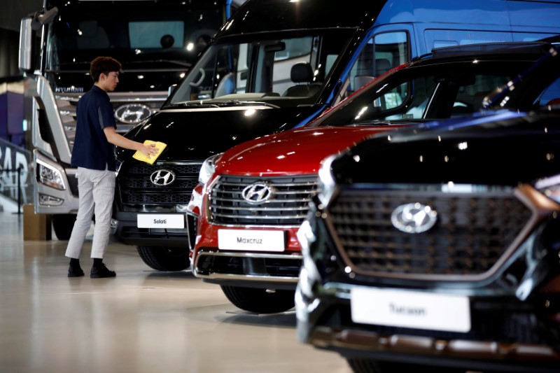 © Reuters. FILE PHOTO: Hyundai Motor's vehicles are displayed at a Hyundai Motorstudio in Goyang