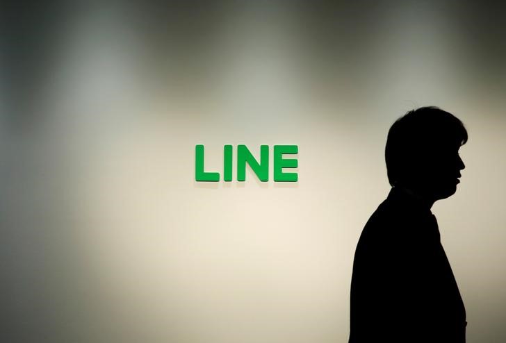 © Reuters. Logo of Line Corp is seen at the company's headquarters in Tokyo