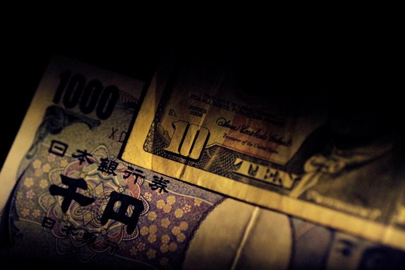 © Reuters. Банкноты в 10 долларов и 1000 иен