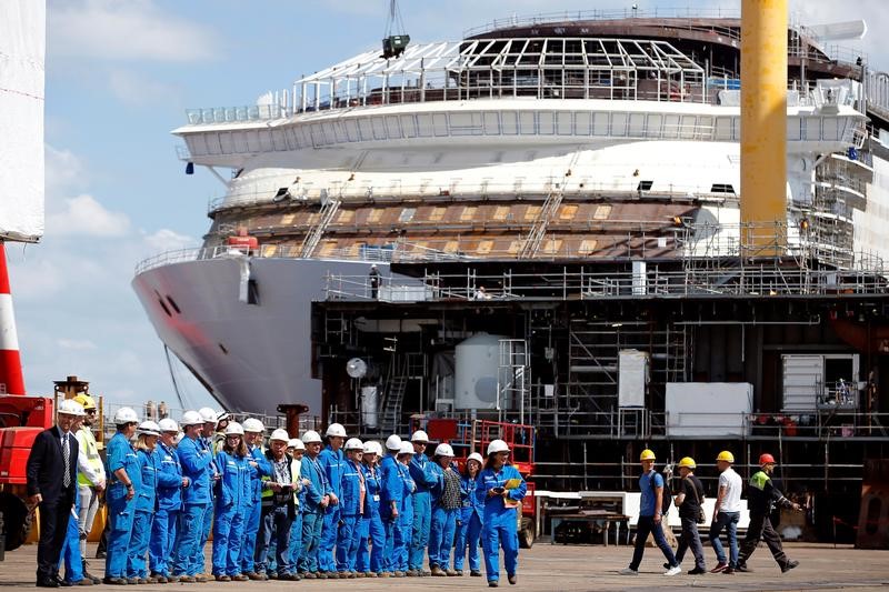 © Reuters. STX workers gather before a visit by French President Emmanuel Macron at the STX Les Chantiers de l'Atlantique shipyard site in Saint-Nazaire