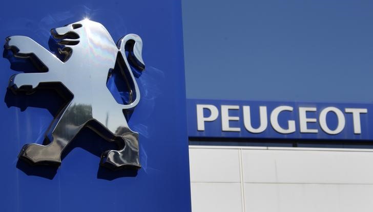 © Reuters. Логотип Peugeot на здании магазина PSA Peugeot-Citroen в Селеста, Франция
