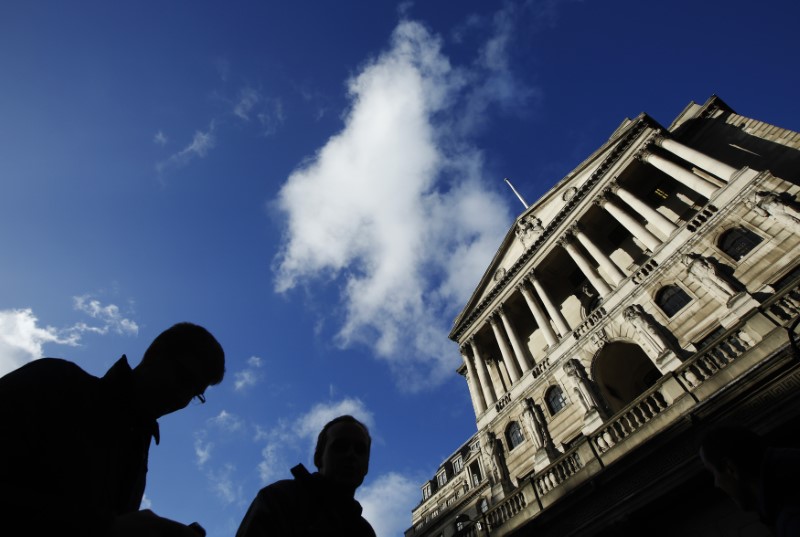 © Reuters. People pass the Bank of England in the City of London