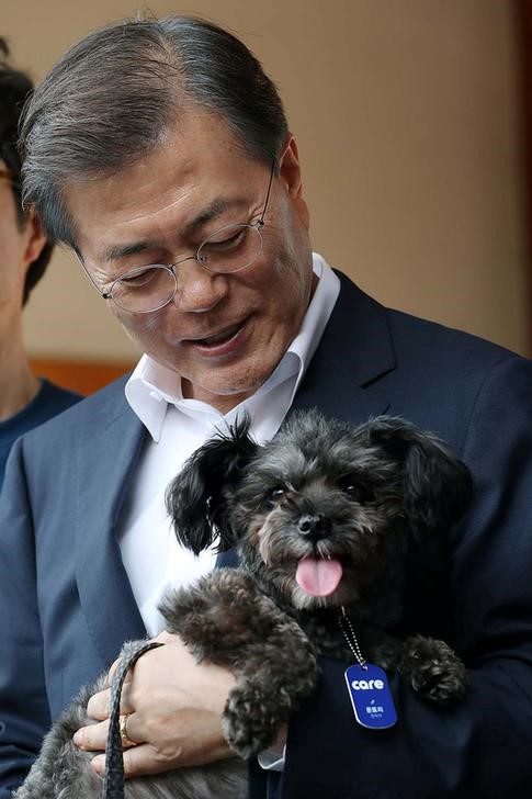 © Reuters. O presidente da Coreia do Sul, Moon Jae-in, dá boas vindas ao novo cão oficial na Casa Azul, em Seul, Coreia do Sul