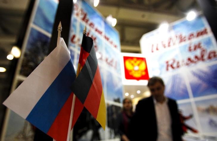 © Reuters. Флаги России и Германии у российского стенда на выставке International Tourism fair (ITB) в Берлине