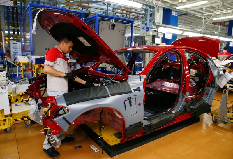 © Reuters. Un operaio al lavoro alla fabbrica Fca di Cassino