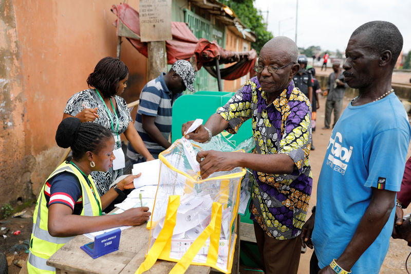 © Reuters. A man casts his vote during the local government election in Ikeja district in Lagos