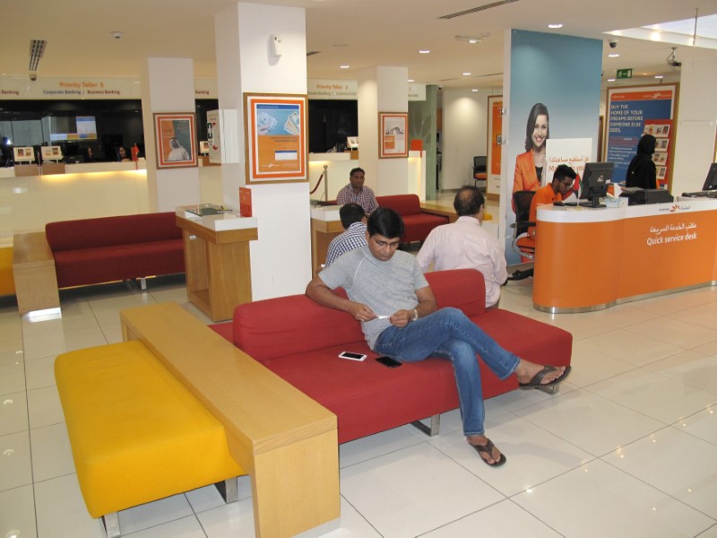 © Reuters. Man sits at Mashreq bank in Dubai