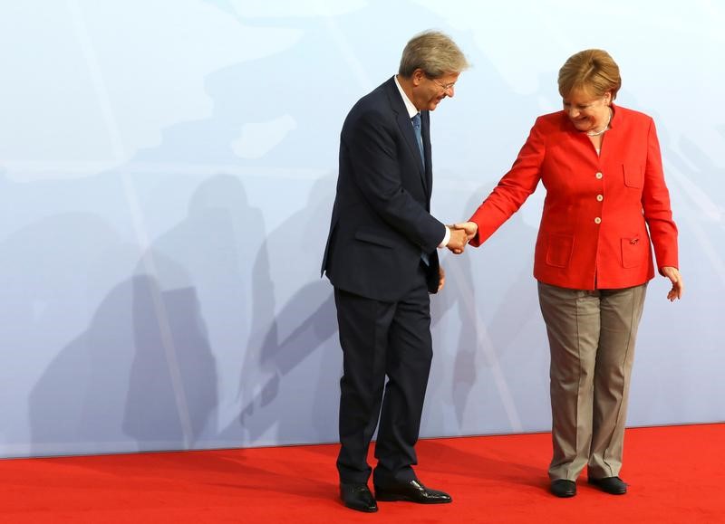 © Reuters. German Chancellor Angela Merkel welcomes Italian Prime Minister Paolo Gentiloni to the opening day of the G20 leaders summit in Hamburg