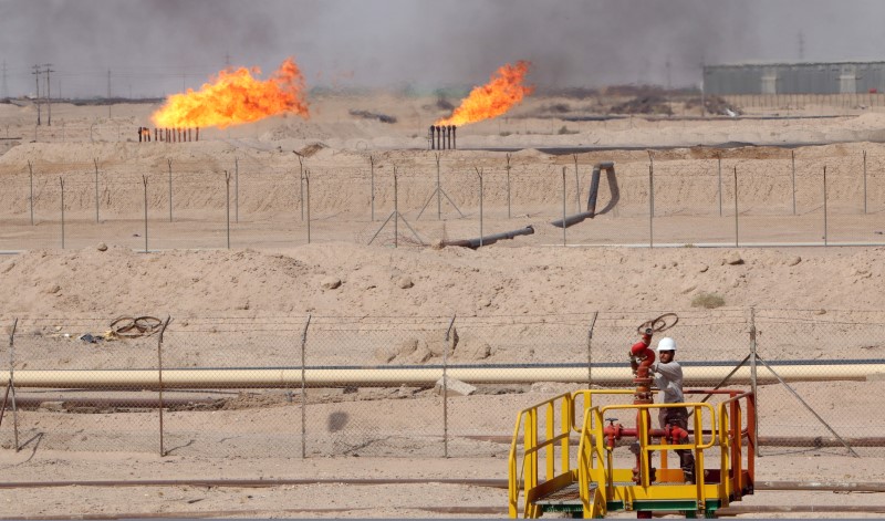 © Reuters. Рабочий у нефтепровода на месторождении Зубаир в Ираке