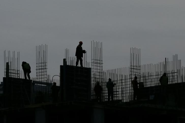 © Reuters. Рабочие на стройплощадке в Киеве