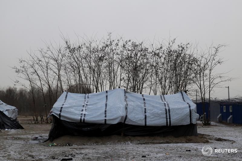 © Reuters. A tent is seen at a makeshift camp in the transit zone on the Serbian-Hungarian border near Horgos