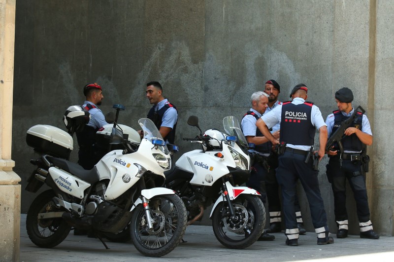 © Reuters. Catalan regional police officers, Mossos d'Esquadra, are seen in central Barcelona