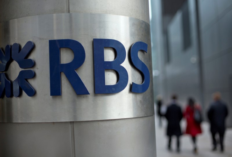 © Reuters. FILE PHOTO: People walk past a Royal Bank of Scotland office in London