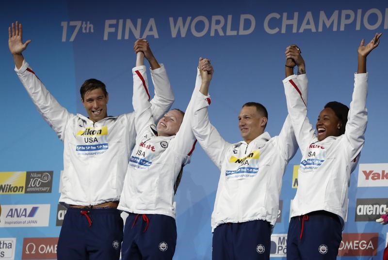 © Reuters. أمريكا تسجل رقما قياسيا جديدا بسباق التتابع 4 في 100 متر ببطولة العالم للسباحة