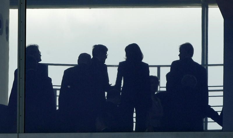 © Reuters. FILE PHOTO: Figures of people are silhouetted as they gather in the Chancellery in Berlin