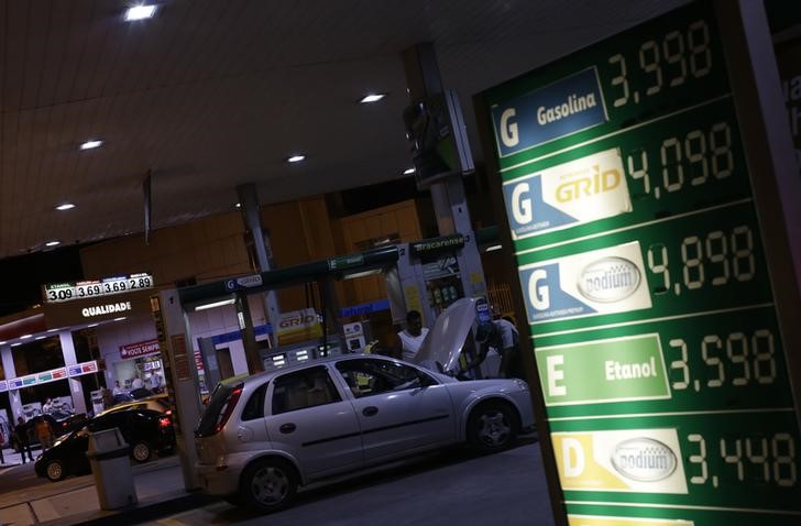 © Reuters. Posto de gasolina no Rio de Janeiro, Brasil